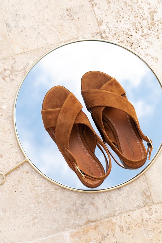 MAISON TOUFET COMFORTABLE FLAT SANDAL IN COGNAC-COLORED VEGETABLE-TANNED SUEDE – AXELLE