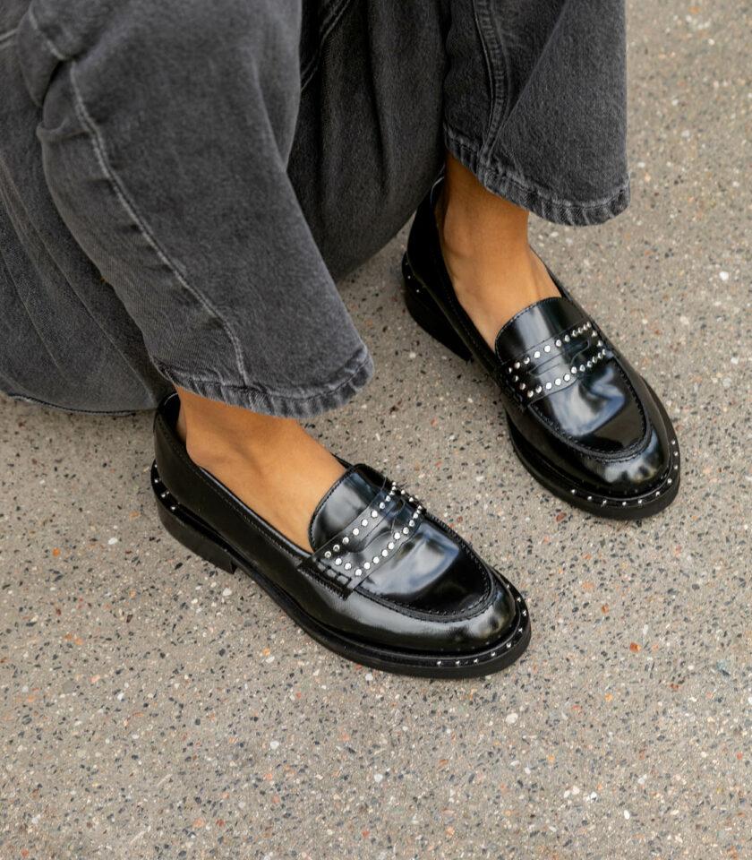 MAISON TOUFET MOCASSINS CONFORTABLE NOIR CUIR POLIDO CLOUS ABIGAELLE