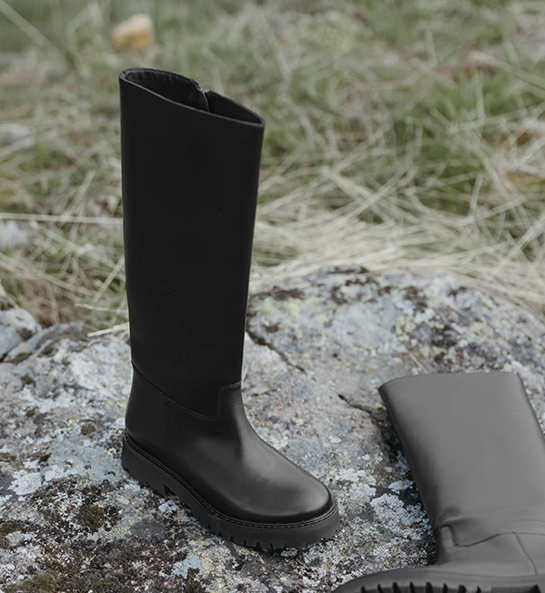 Boots lacées Maison Toufet photographiées sur rocher en extérieur