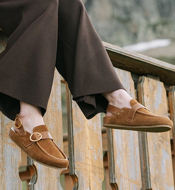 Mocassins camel Maison Toufet portés avec pantalon marron sur balcon