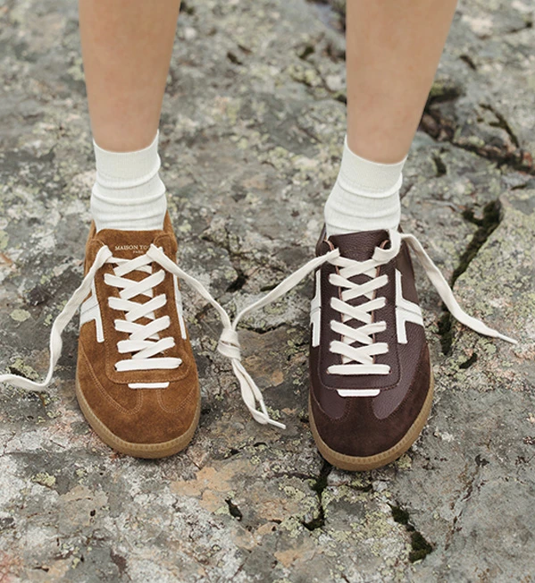Sneakers marron Maison Toufet portées en extérieur