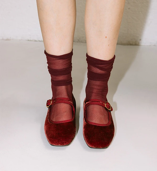 Mocassins camel Maison Toufet portés avec pantalon marron sur balcon