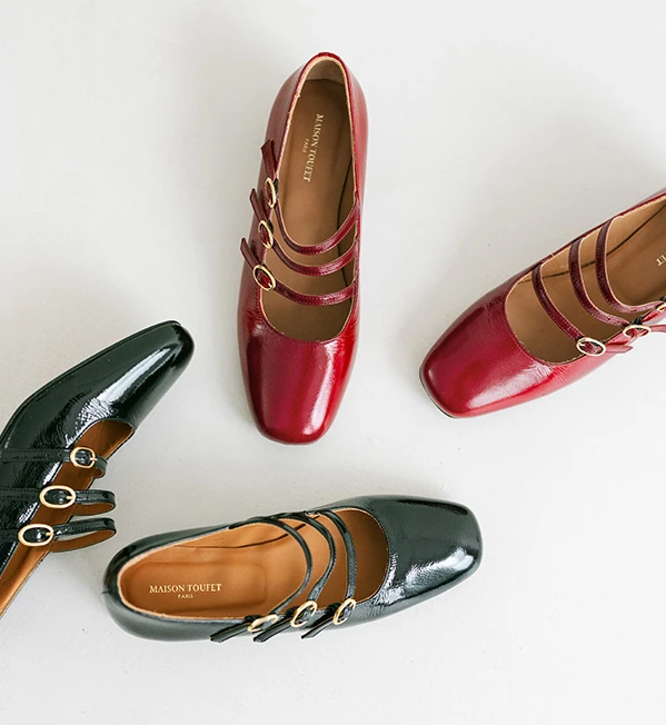 Sneakers marron Maison Toufet portées en extérieur