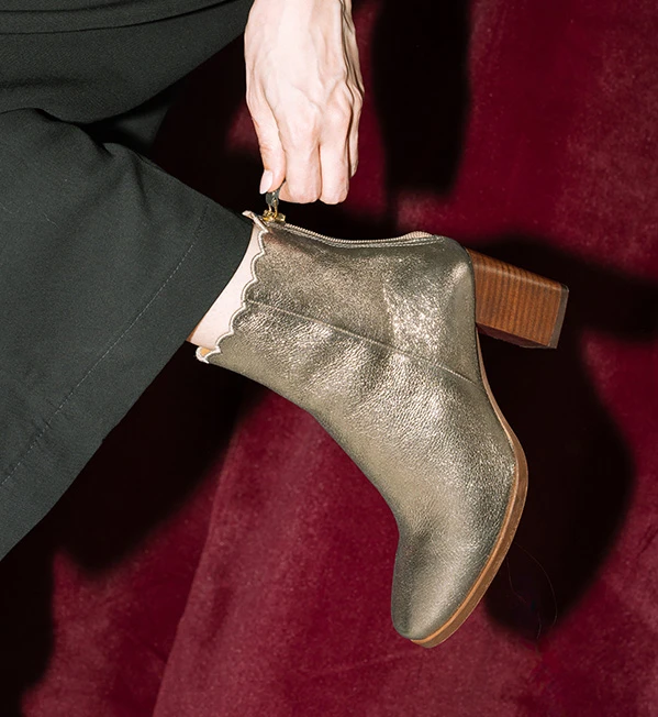 Boots lacées Maison Toufet photographiées sur rocher en extérieur