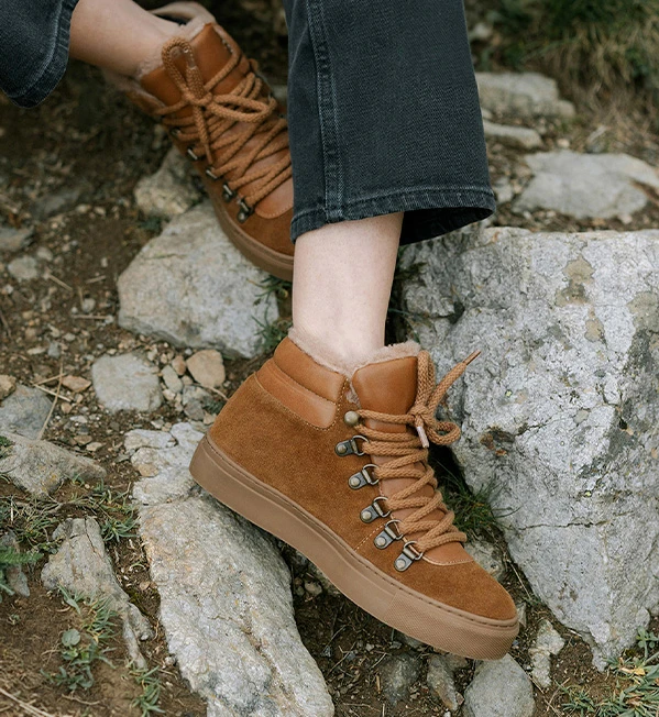 Boots lacées Maison Toufet photographiées sur rocher en extérieur