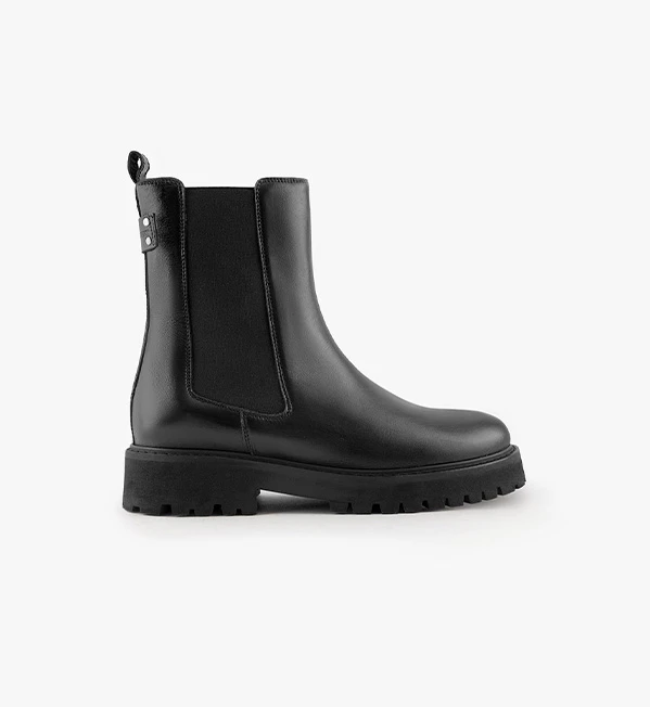Bottines noires en cuir écoresponsable Maison Toufet sur fond blanc