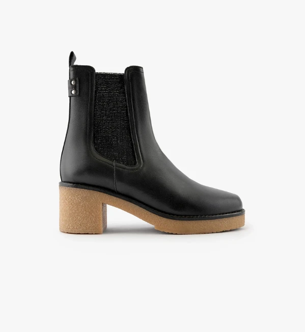 Mocassins féminins en cuir verni Maison Toufet sur fond clair