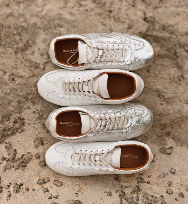 Sneakers marron Maison Toufet portées en extérieur