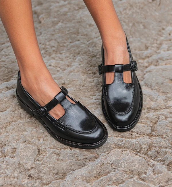 Boots lacées Maison Toufet photographiées sur rocher en extérieur