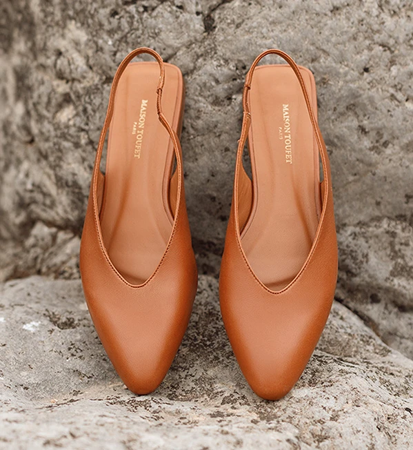 Mocassins camel Maison Toufet portés avec pantalon marron sur balcon