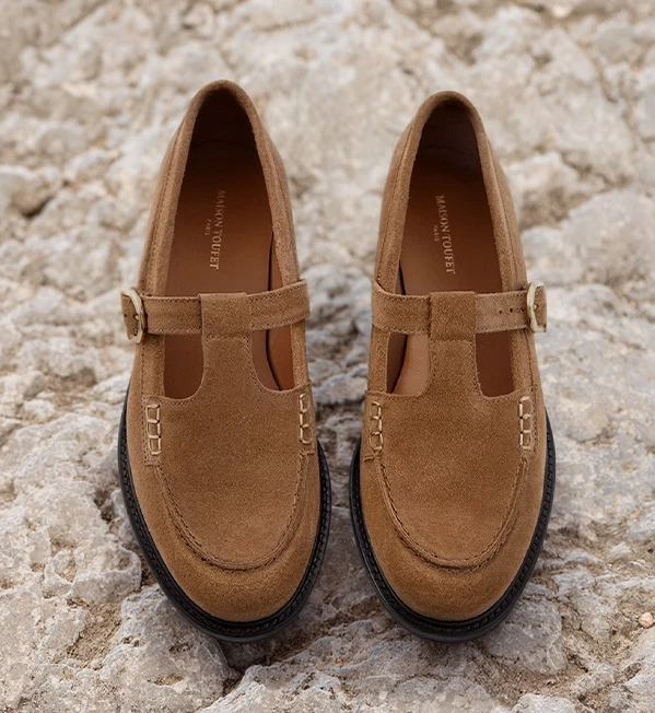 Sneakers marron Maison Toufet portées en extérieur