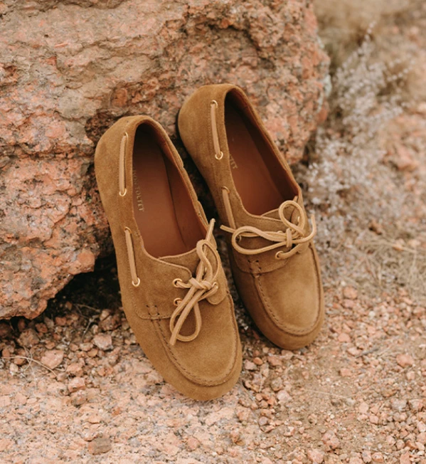 Sneakers marron Maison Toufet portées en extérieur