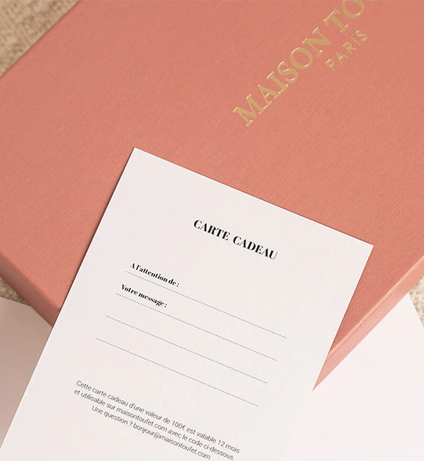 Boots lacées Maison Toufet photographiées sur rocher en extérieur