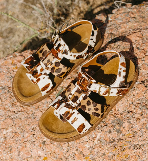 Mocassins camel Maison Toufet portés avec pantalon marron sur balcon