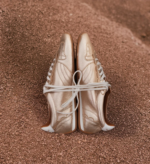 Boots lacées Maison Toufet photographiées sur rocher en extérieur