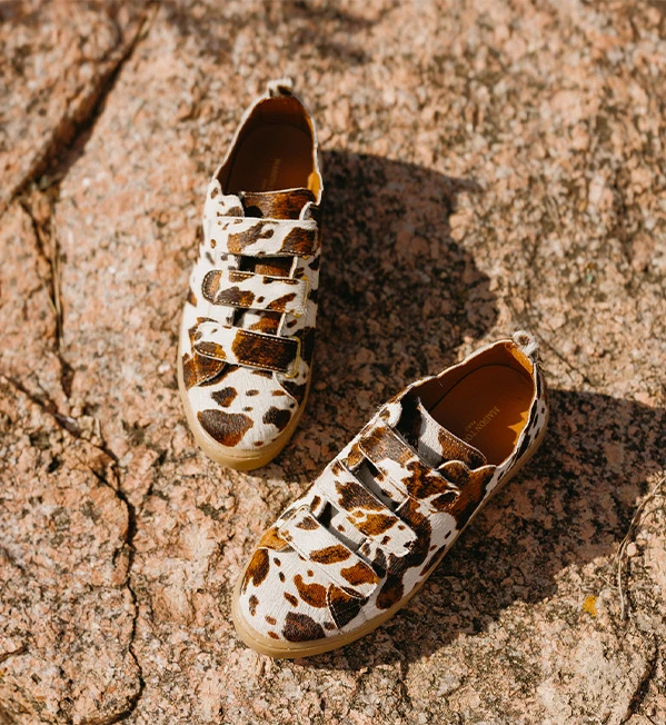 Boots lacées Maison Toufet photographiées sur rocher en extérieur