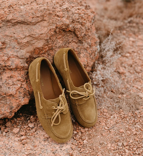 Sneakers marron Maison Toufet portées en extérieur