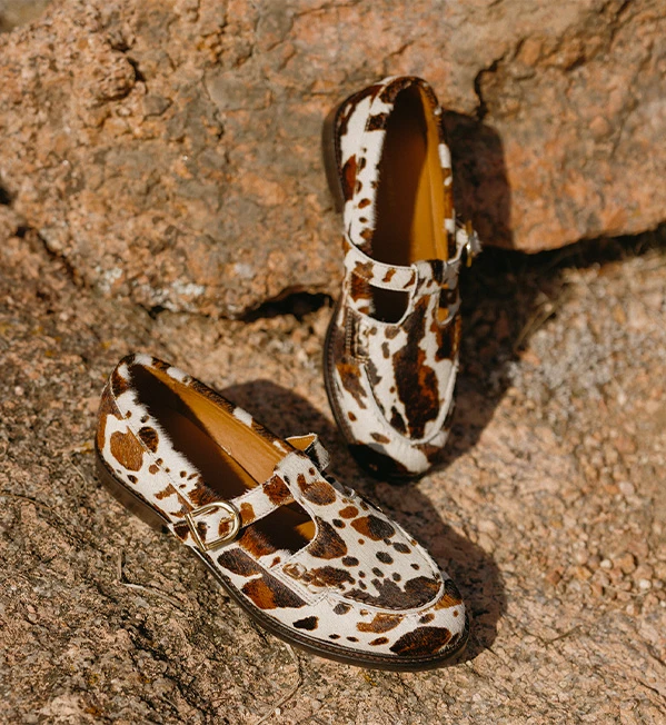 Sneakers marron Maison Toufet portées en extérieur