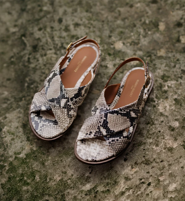 Mocassins camel Maison Toufet portés avec pantalon marron sur balcon