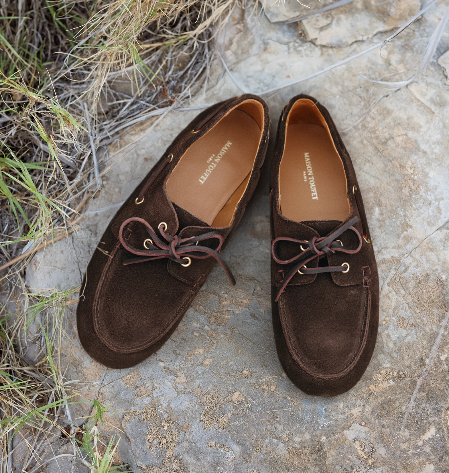 Sneakers marron Maison Toufet portées en extérieur