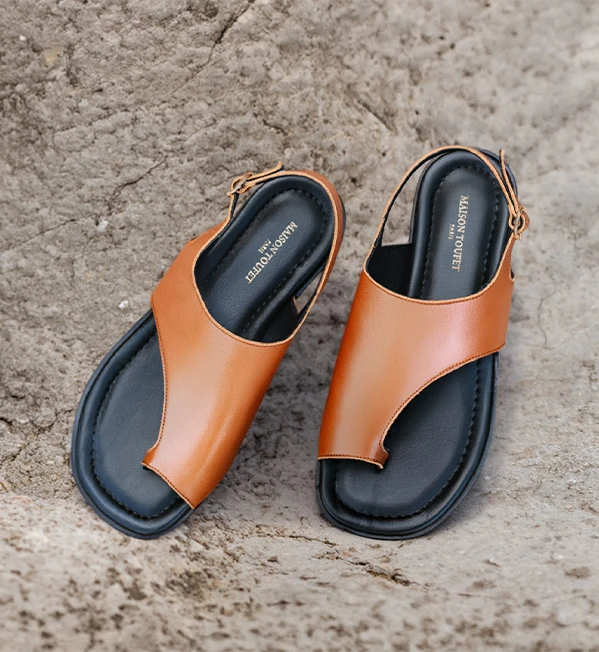 Mocassins camel Maison Toufet portés avec pantalon marron sur balcon