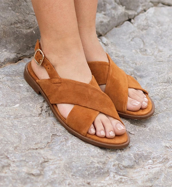 Mocassins camel Maison Toufet portés avec pantalon marron sur balcon