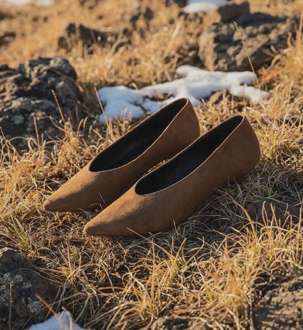 Mocassins camel Maison Toufet portés avec pantalon marron sur balcon