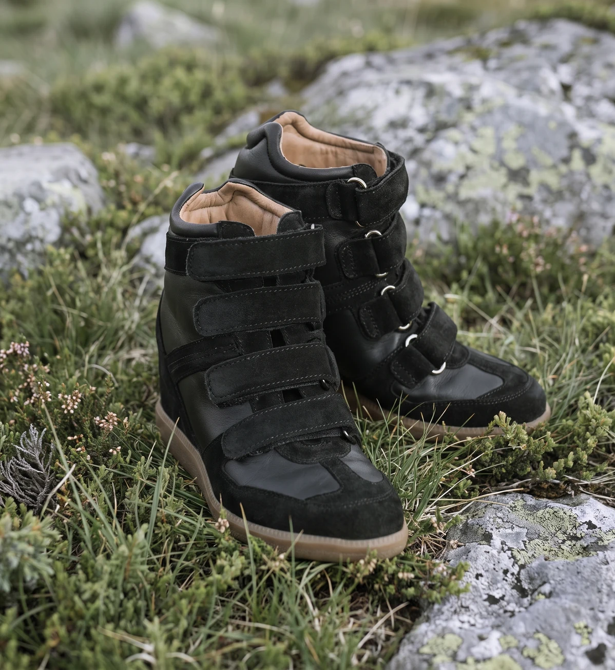Boots lacées Maison Toufet photographiées sur rocher en extérieur