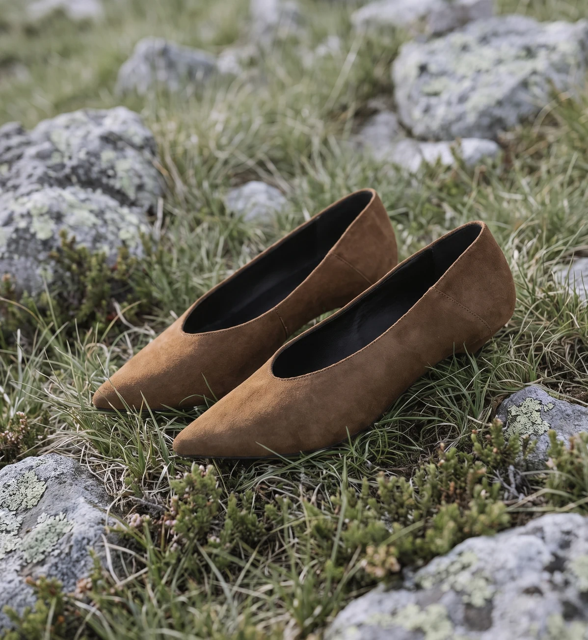 Mocassins camel Maison Toufet portés avec pantalon marron sur balcon