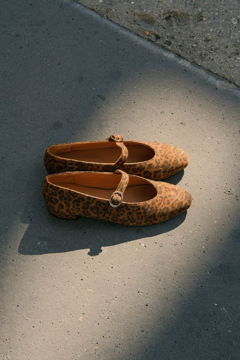 Ballerines Cassandre léopard Maison Toufet sur un trottoir parisien au soleil