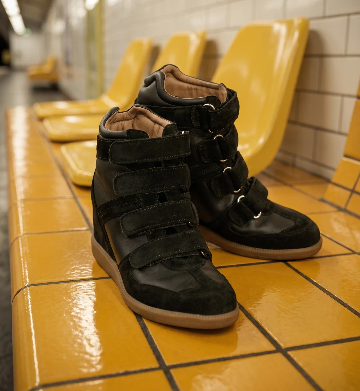 Boots lacées Maison Toufet photographiées sur rocher en extérieur