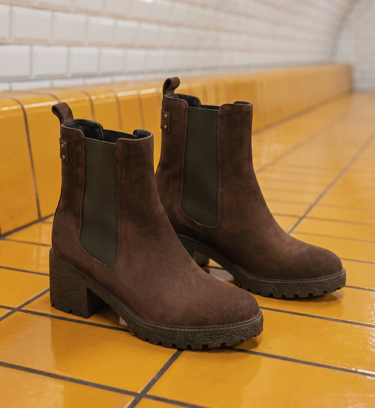 Sneakers marron Maison Toufet portées en extérieur