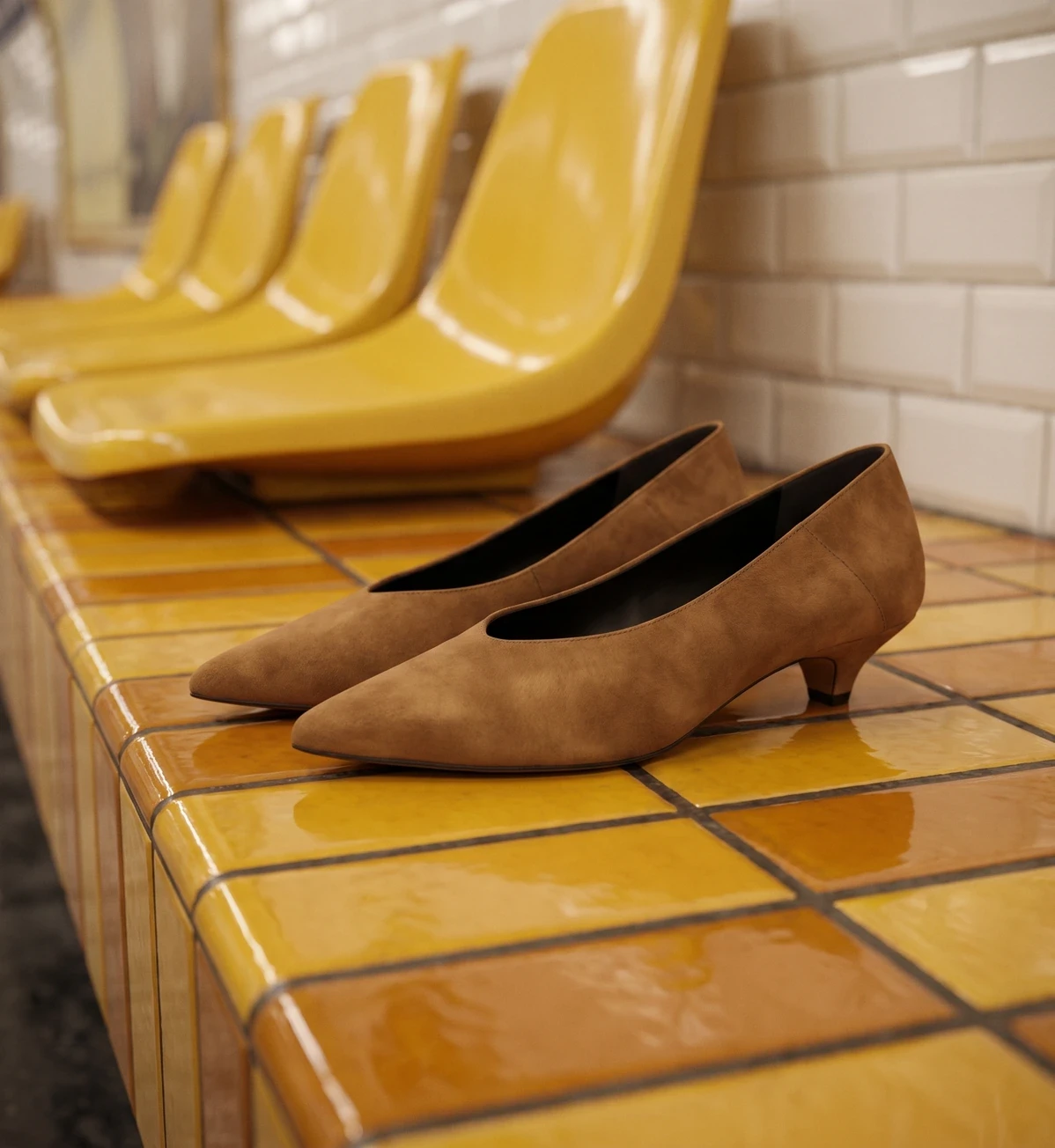 Mocassins camel Maison Toufet portés avec pantalon marron sur balcon